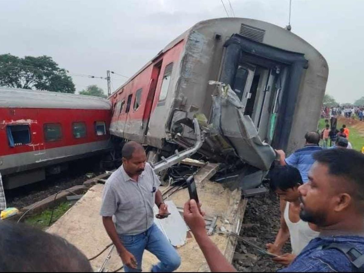 12810 Howrah Mumbai Express derail reasons see photos 