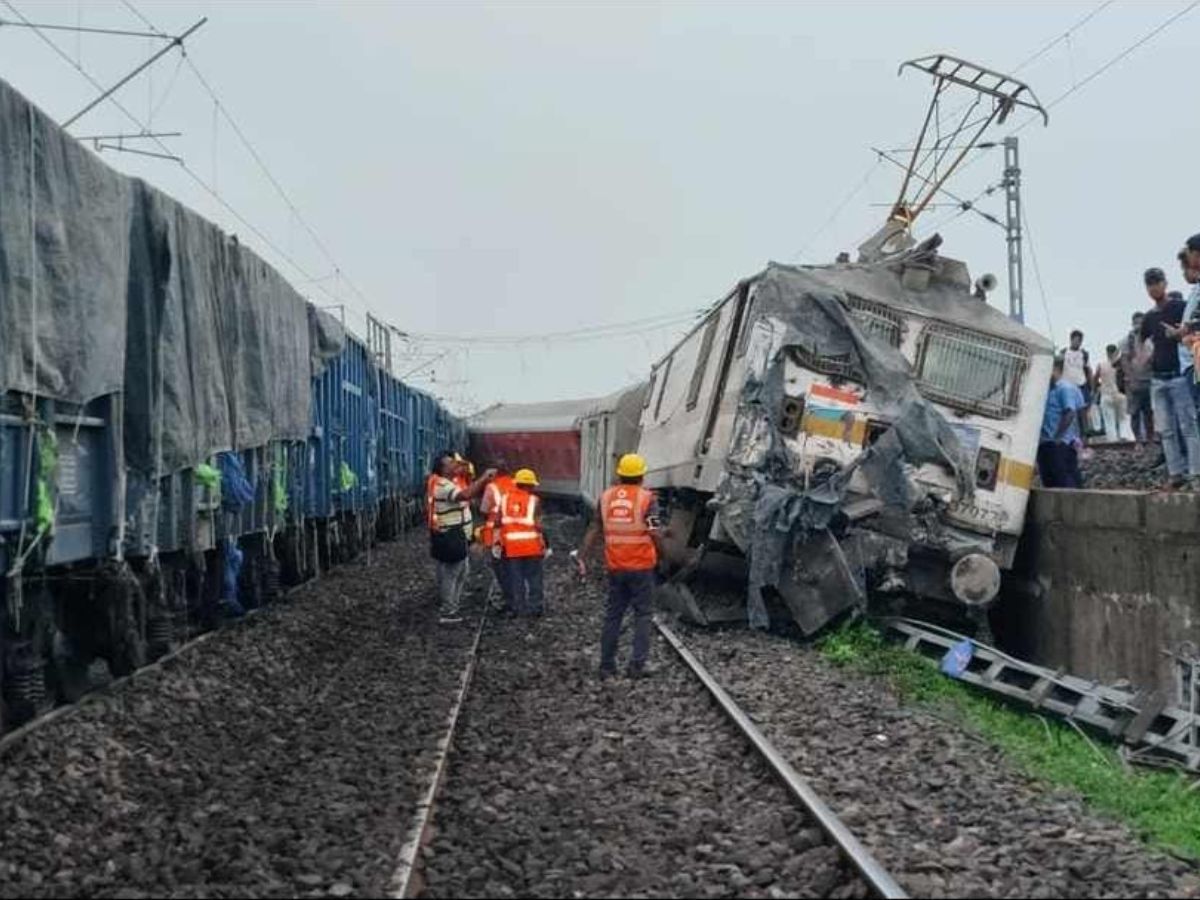 12810 Howrah Mumbai Express derail reasons see photos 