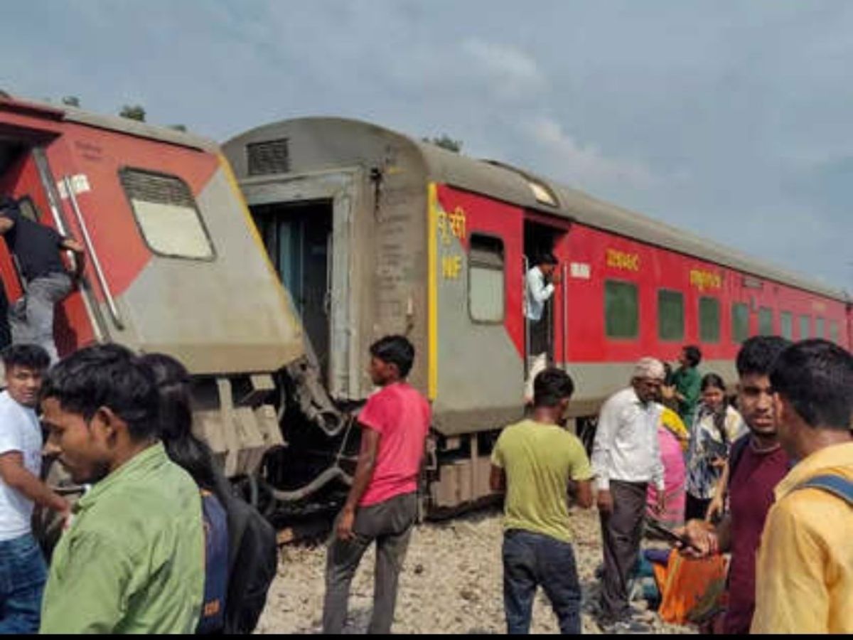 12810 Howrah Mumbai Express derail reasons see photos 