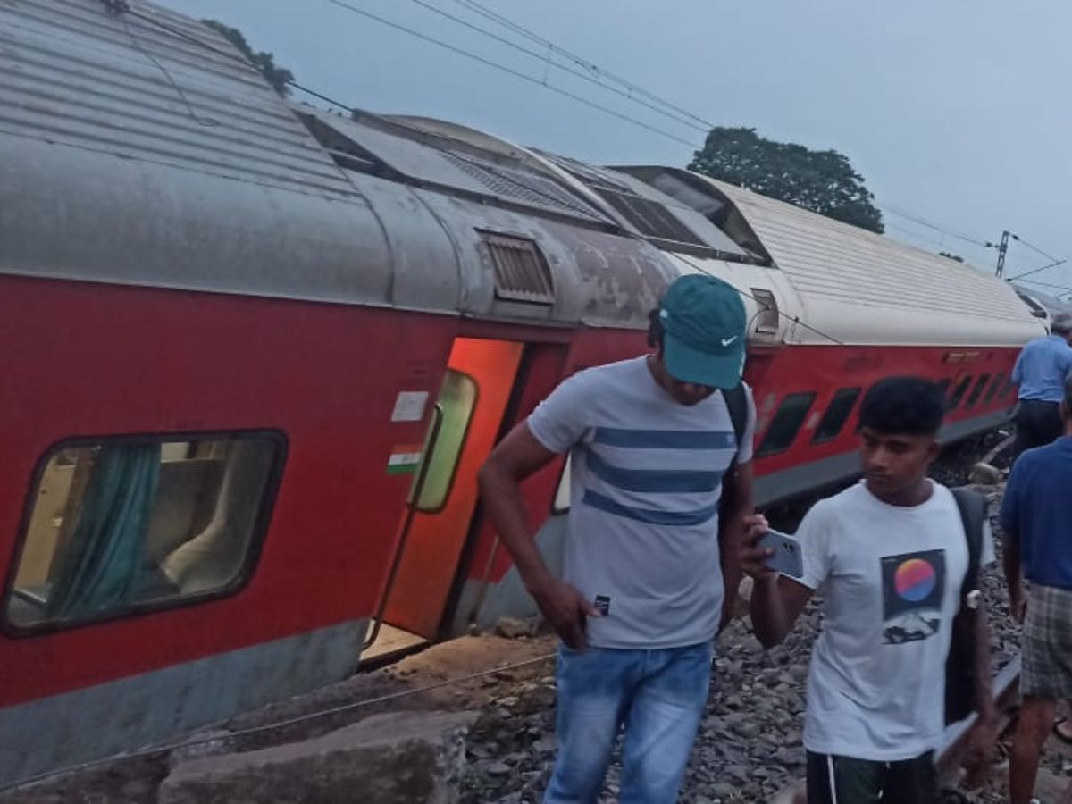 12810 Howrah Mumbai Express derail reasons see photos 