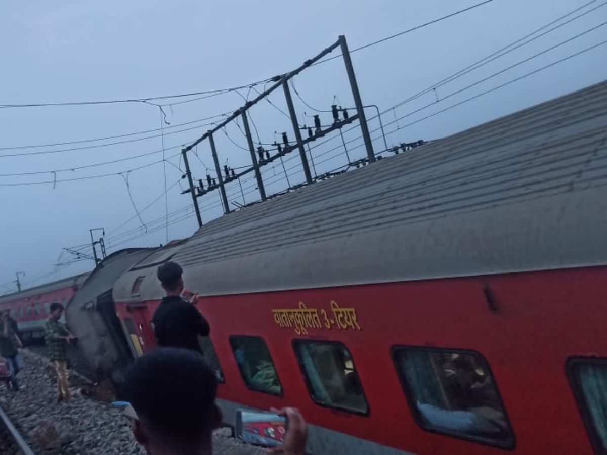 12810 Howrah Mumbai Express derail reasons see photos 