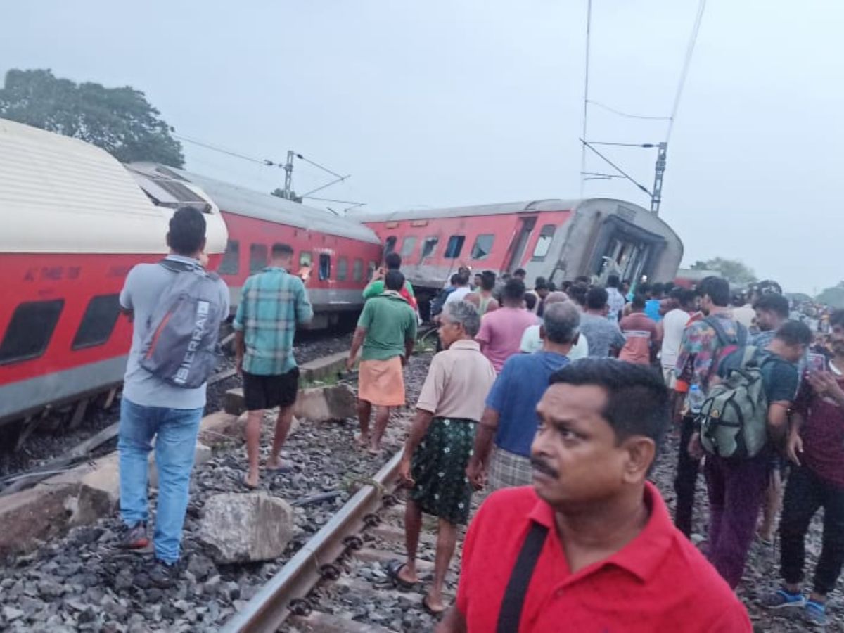 12810 Howrah Mumbai Express derail reasons see photos 