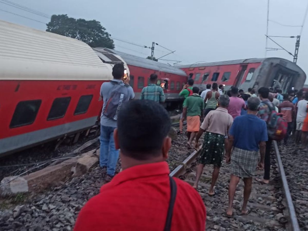 12810 Howrah Mumbai Express derail reasons see photos 