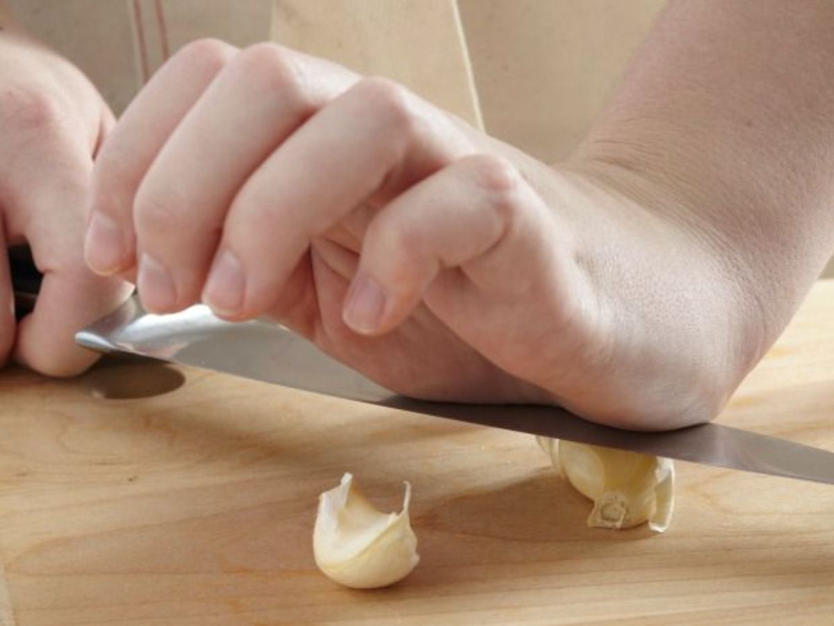 health benefits of consuming 3 cloves of garlic before lunch