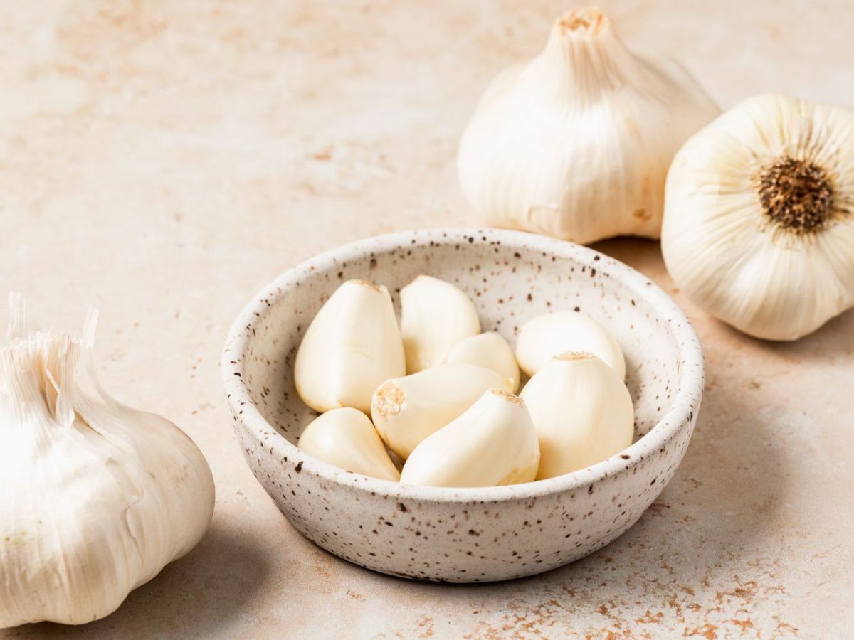 health benefits of consuming 3 cloves of garlic before lunch