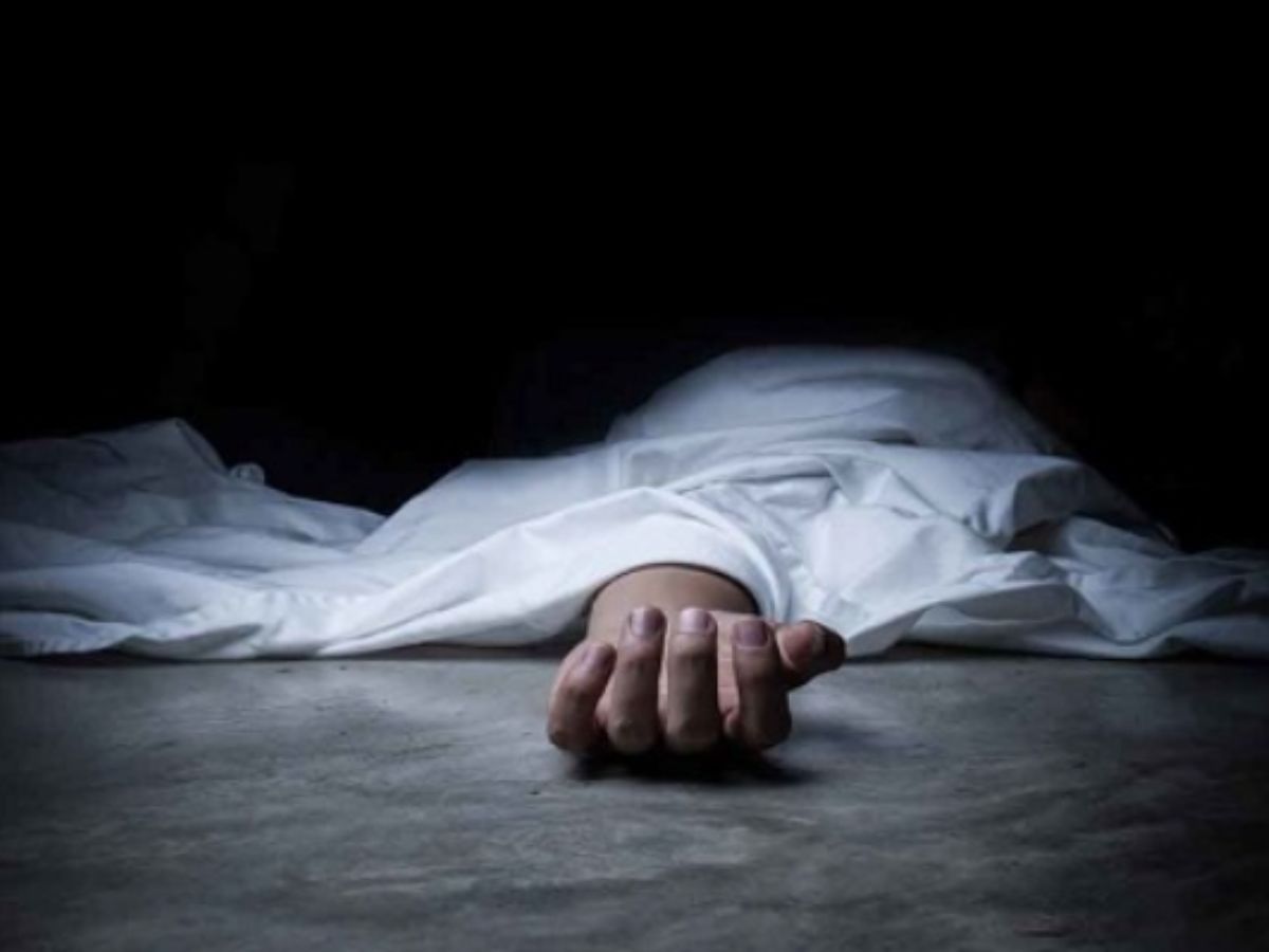 आईचा झोपेतच मृत्यू; लेकाला कळलंच नाही, 2 दिवस तिच्याशेजारीच बसून राहिला, अन्…