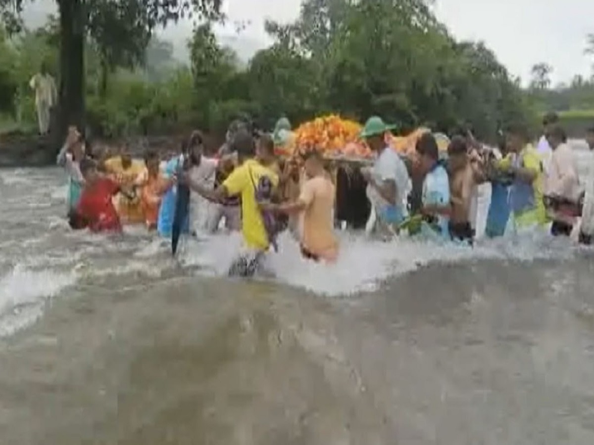 कंबरभर पाण्यातून काढली अंत्ययात्रा; मुंबईपासून हाकेच्या अंतरावर असलेल्या रायगडमधील धक्कादायक प्रकार title=