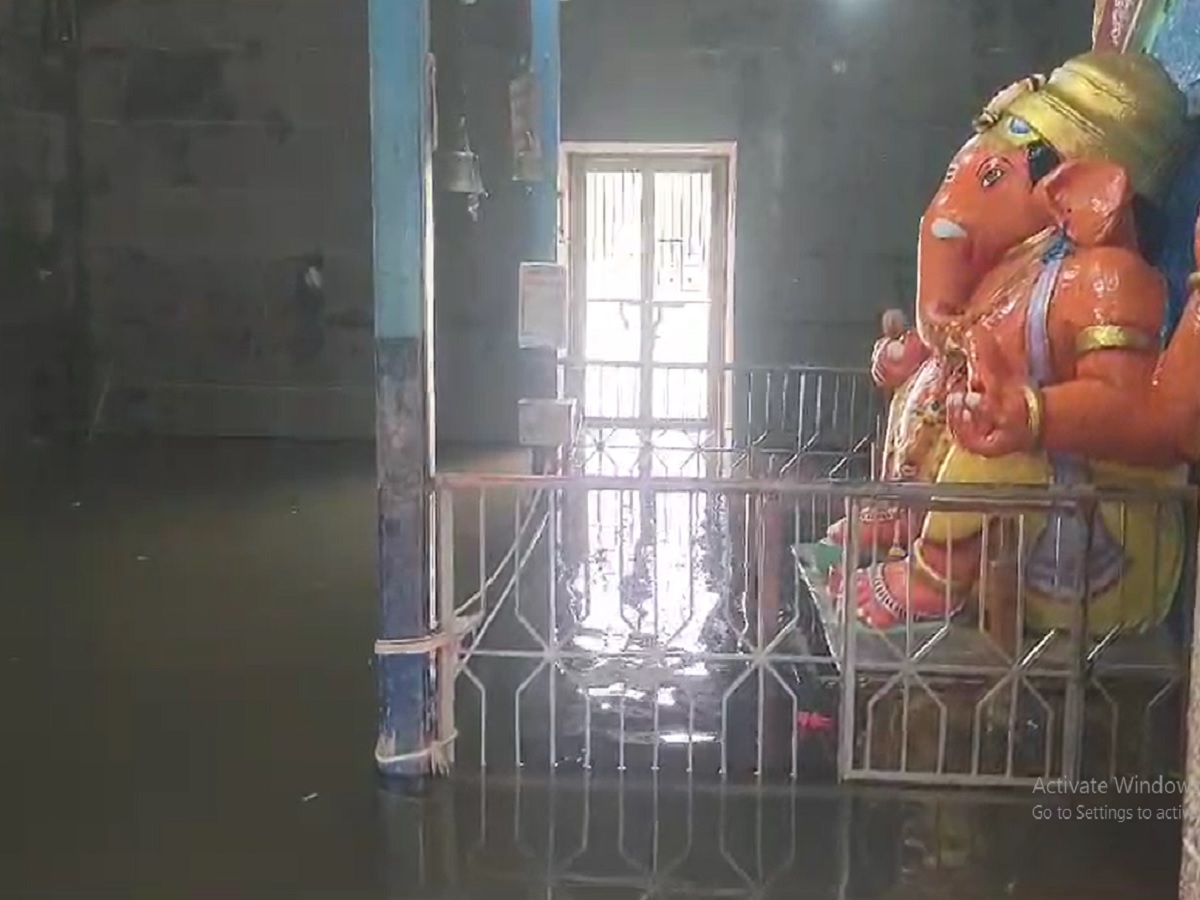 साताऱ्याच्या वाई येथील प्रसिद्ध गणपती मंदिराला पुराच्या पाण्याचा वेढा; धोम धरणातून 7636 क्युसेक पाण्याचा विसर्ग साताऱ्याच्या वाई येथील प्रसिद्ध गणपती मंदिराला पुराच्या पाण्याचा वेढा; धोम धरणातून 7636 क्युसेक पाण्याचा विसर्ग