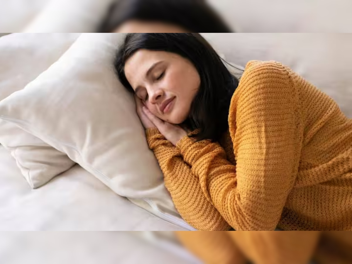 Oversleeping: विकेंडला जास्त झोप घेताय? ओव्हरस्लिपिंगमुळे वाढतोय 'या' समस्यांचा धोका title=