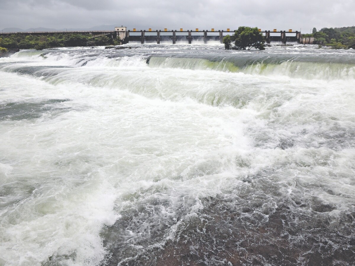  कधीही काही ही होऊ शकतं! पुणे पुन्हा डेंजर झोनमध्ये; खडकवासला धरणातून 27 हजार क्युसेक पाण्याचा विसर्ग  title=