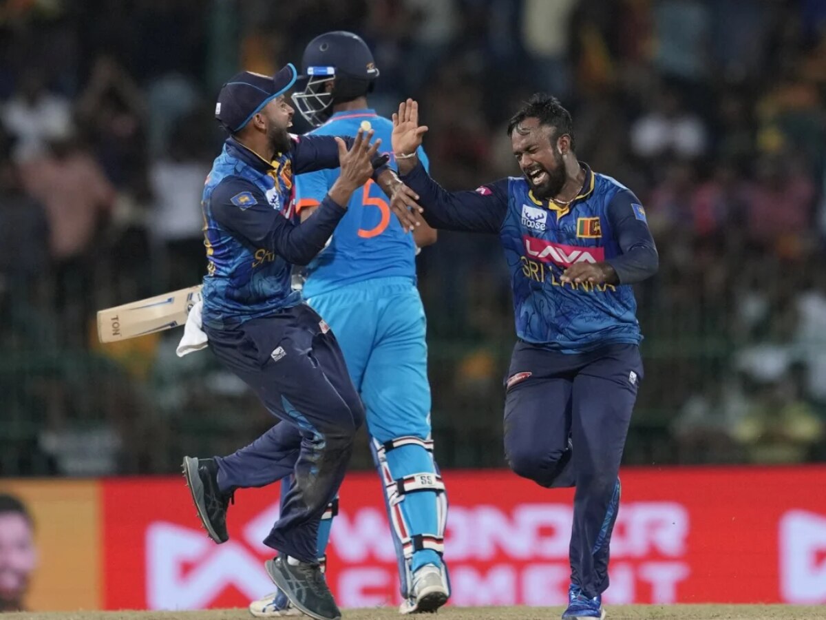 IND vs SL 2nd ODI : श्रीलंकेचा 'वन मॅन शो', जेफ्री वेंडरसेसमोर टीम इंडियाची फजिती, हातातली मॅच गमावली title=