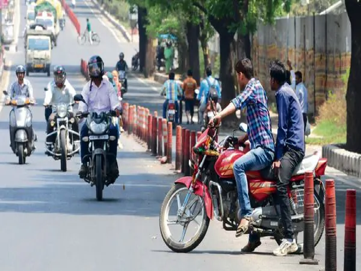 हेल्मेट घातलं तरी बसणार दंड; केंद्र सरकार मोठा निर्णय घेण्याच्या तयारीत हेल्मेट घातलं तरी बसणार दंड; केंद्र सरकार मोठा निर्णय घेण्याच्या तयारीत