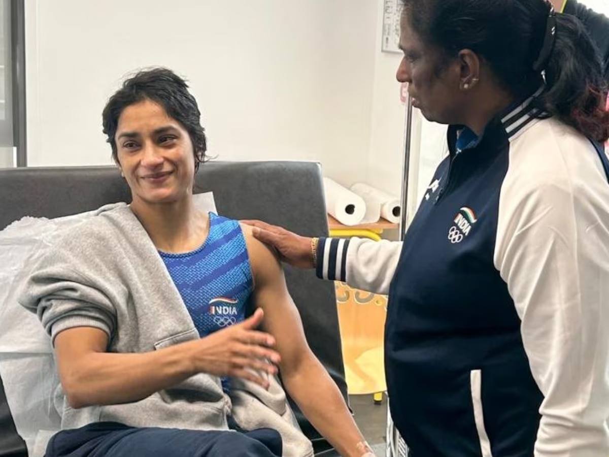 Vinesh Phogat: कापलेले केस, पाणावलेले डोळे आणि सलाईन...; रूग्णालयाच्या बेडवरून विनेशचा पहिला फोटो! title=