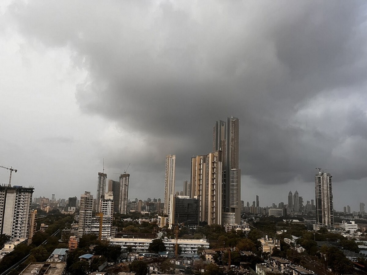 सोसाट्याचा वारा आणि धो धो पाऊस; मुंबईला हवामान खात्याचा 24 तासांचा अलर्ट title=