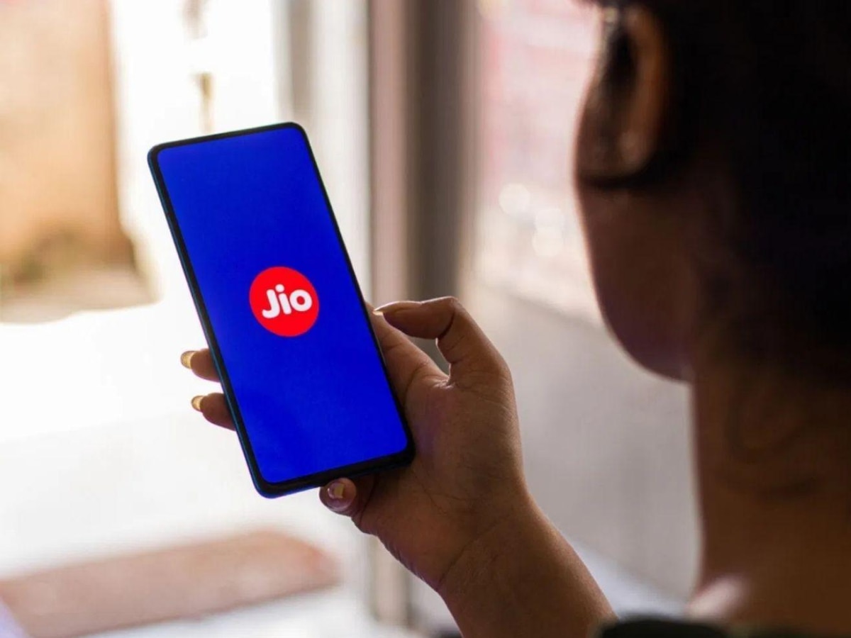 Jio Affordable plans after Calling get 12 free OTT subscription unlimited data Marathi News