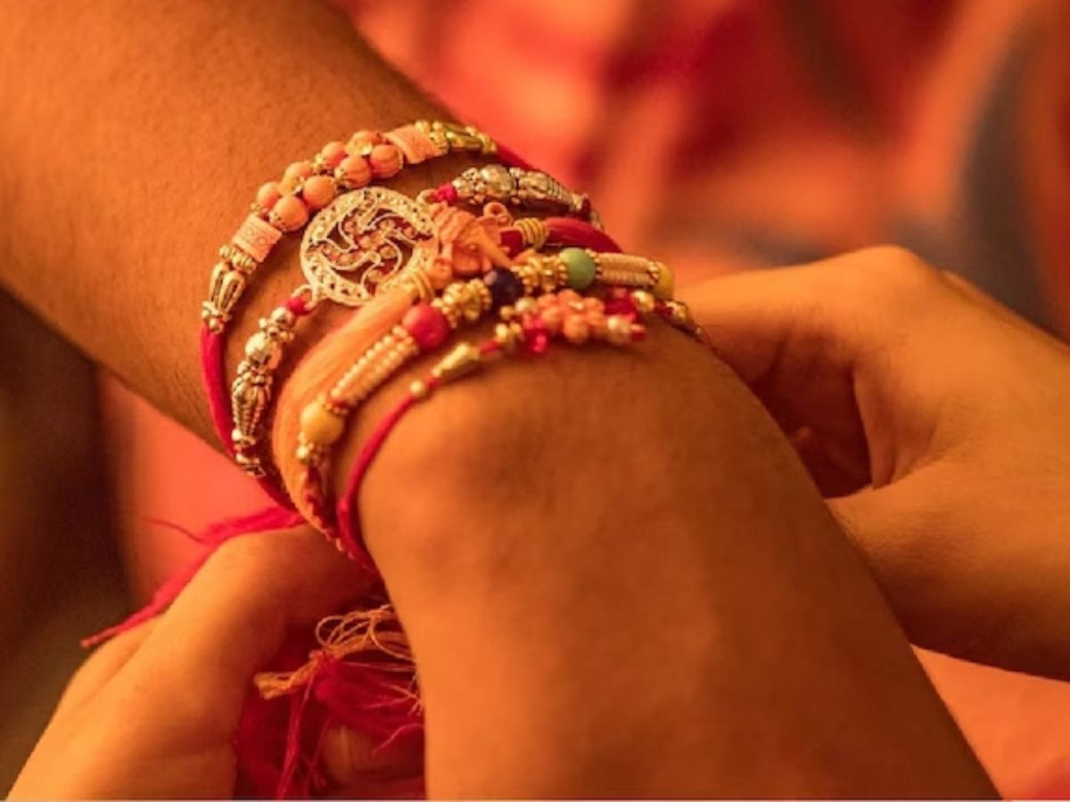 Raksha Bandhan: भावाला कोणत्या दिशेला बसवाल? राखी बांधताना किती गाठी माराल? 'ही' दिशा ठरेल शुभदायी title=