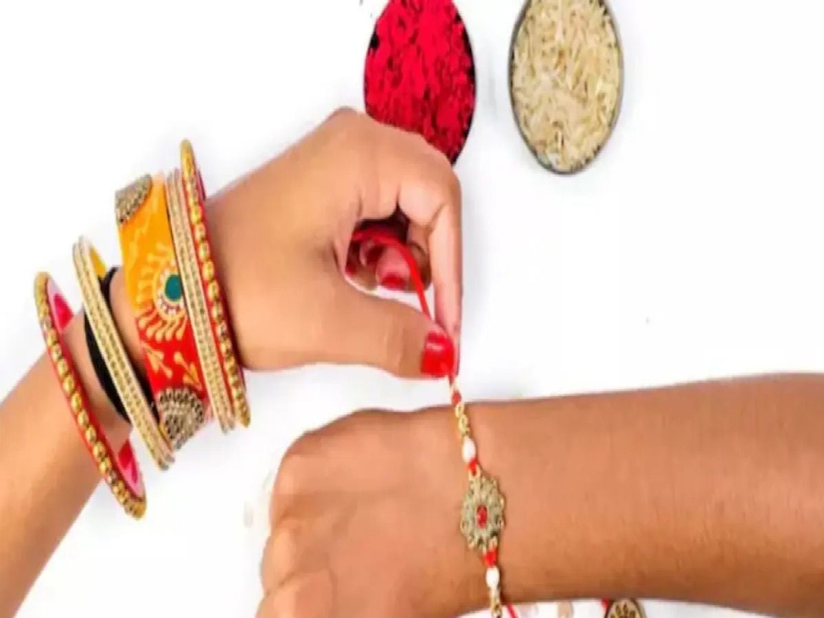 Raksha Bandhan 2024 : चुकूनही 'ही' राखी बांधू नका! भावा-बहिणीच्या आयुष्यावर होतो परिणाम? title=