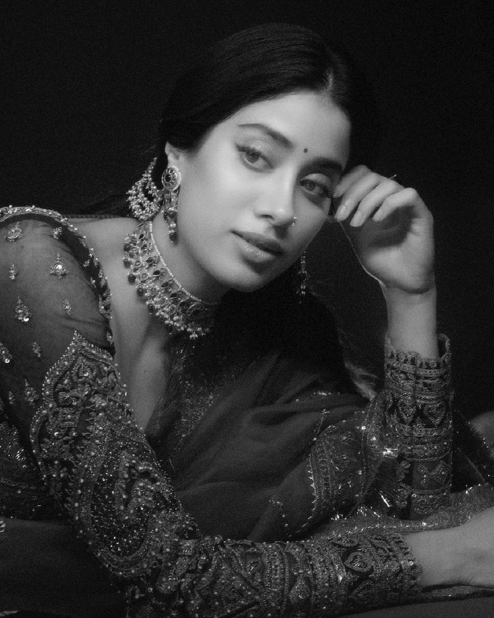 Janhavi kapoor Flaunts saree look with old school makeup see photos 