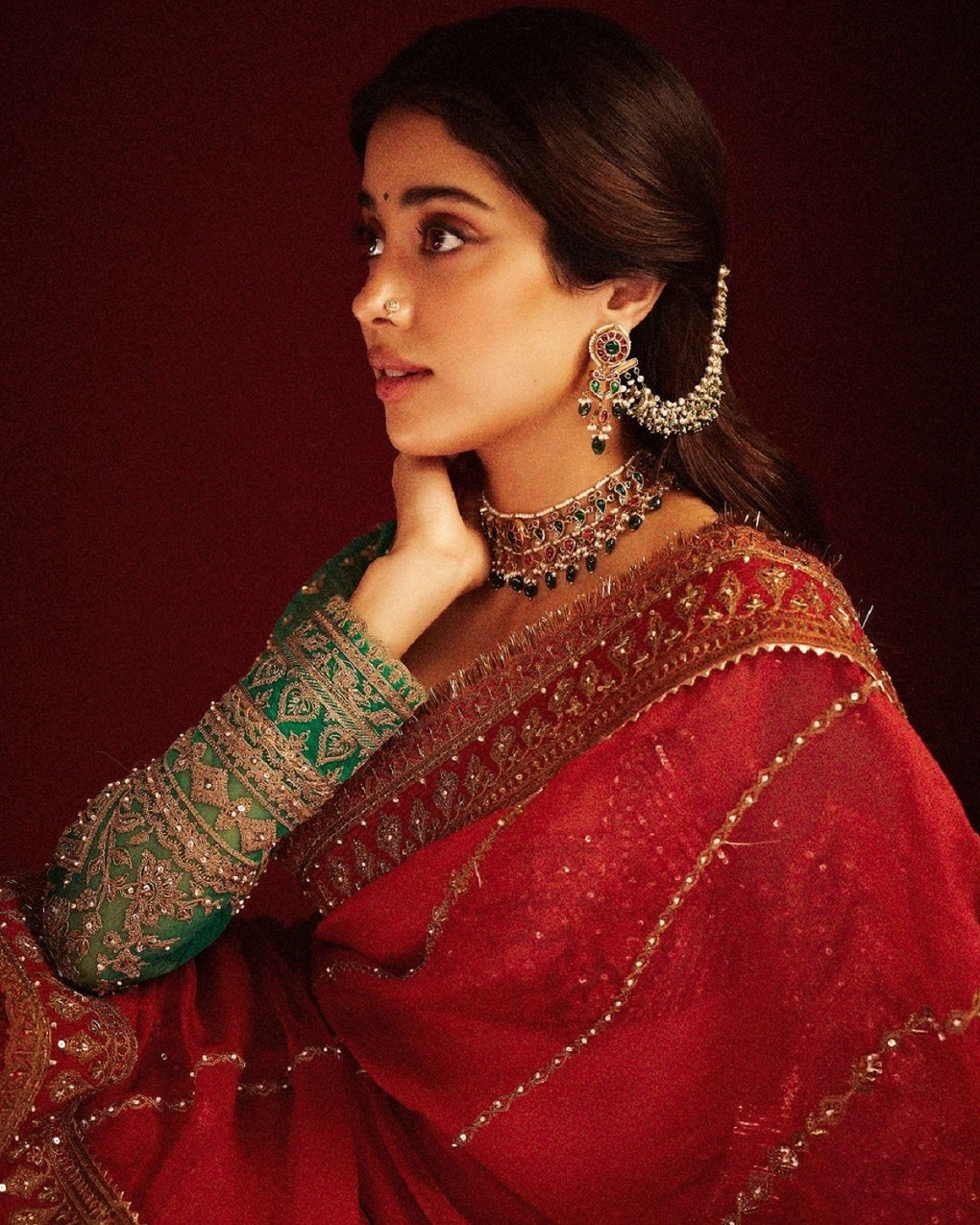 Janhavi kapoor Flaunts saree look with old school makeup see photos 