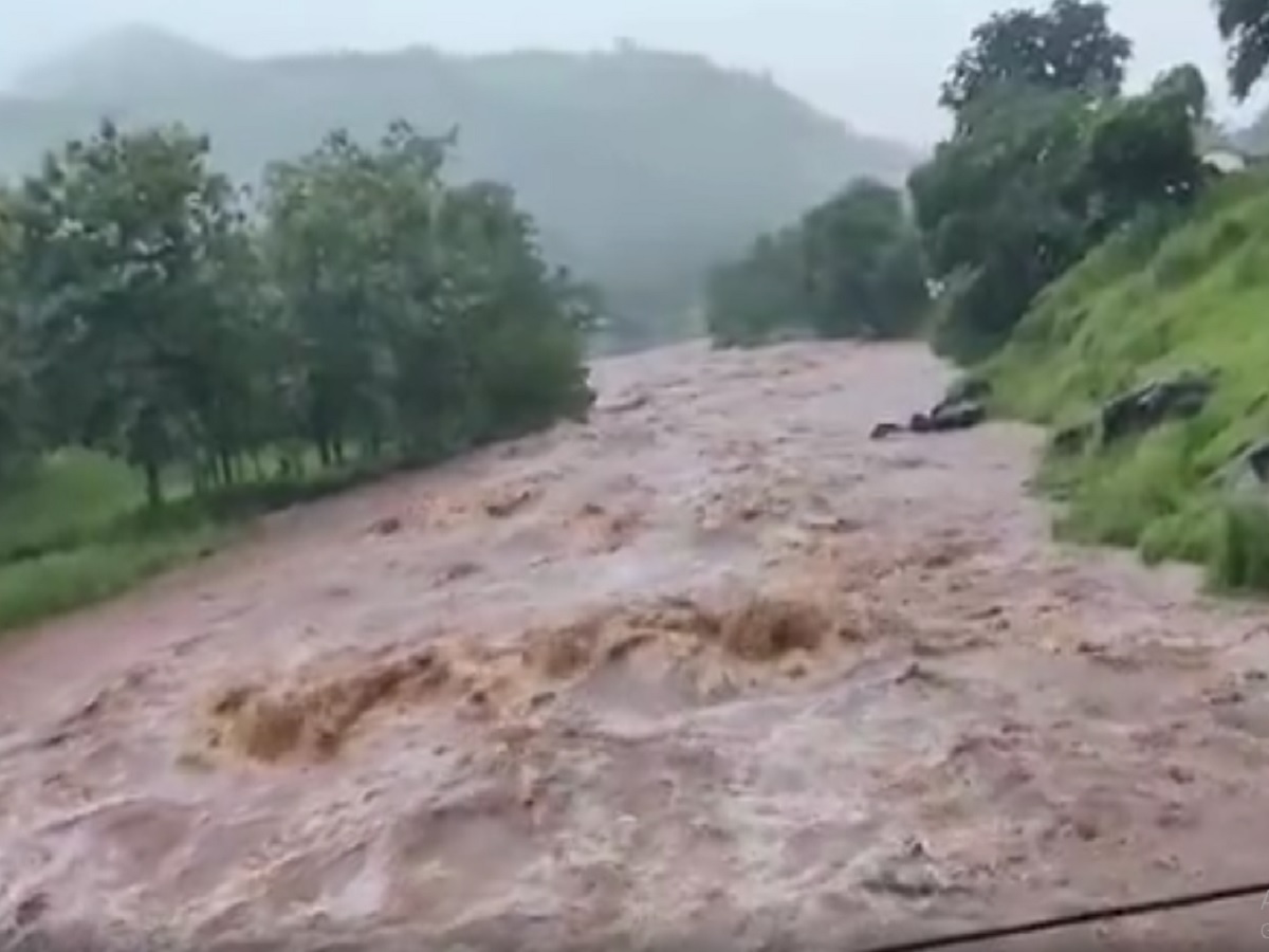 सांगलीत ढगफुटी, महाबळेश्वर खोऱ्यात मुसळधार पाऊस सांगलीत ढगफुटी, महाबळेश्वर खोऱ्यात मुसळधार पाऊस