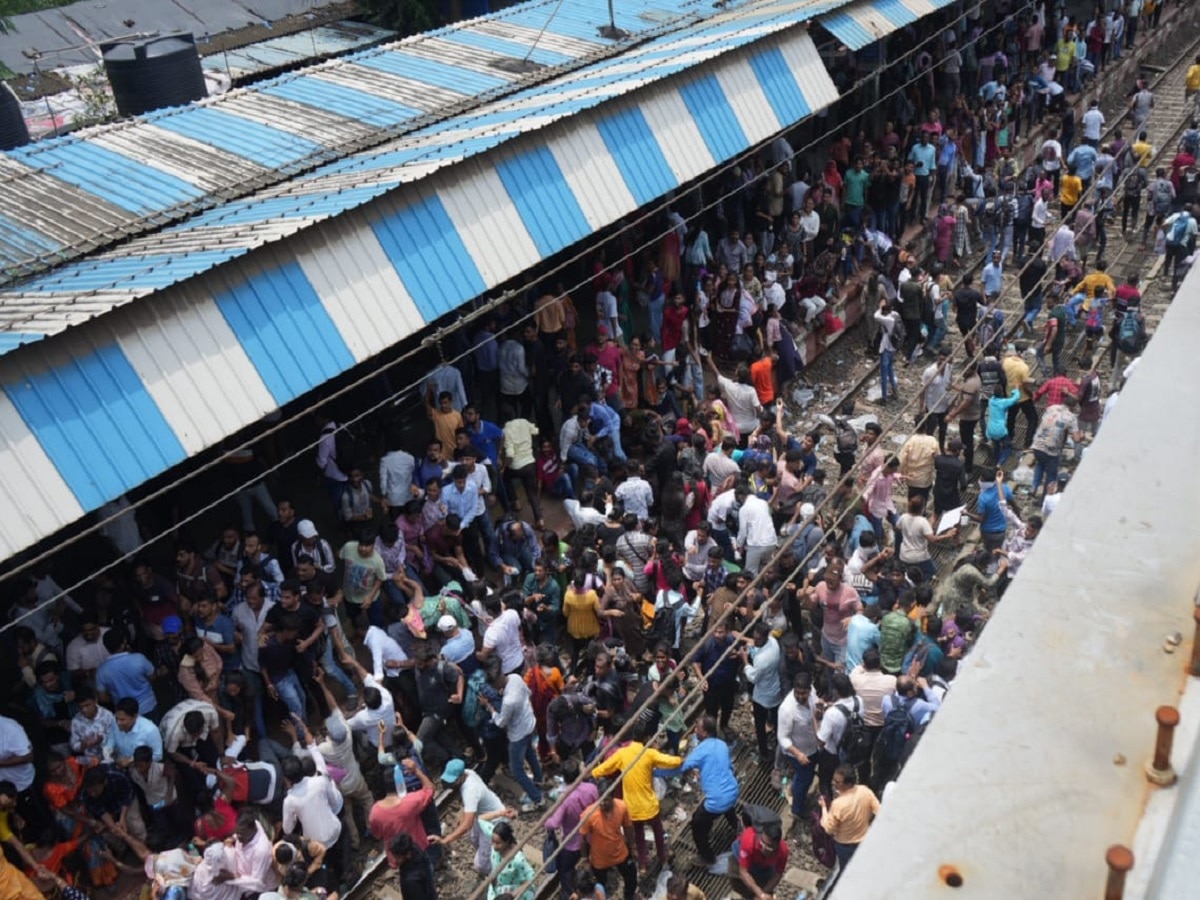 रेल्वे पूर्णपणे बंद... कुठेही अडकला असाल तरी बदलापूरला पोहचता येईल; ST ची खास सोय   title=