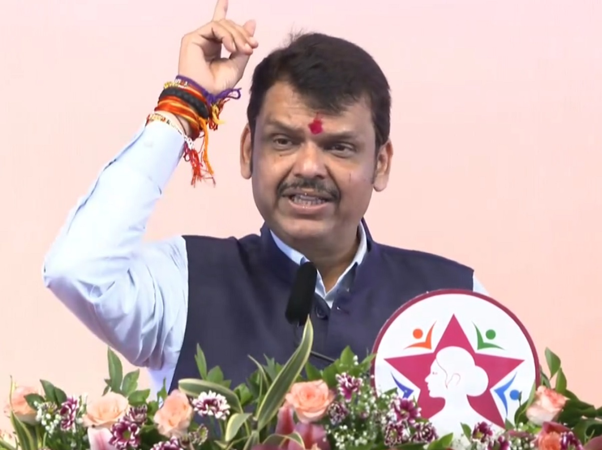 लाडकी बहीण योजना बंद होणार? फडणवीसांनी जाहीर सभेत सांगितलं, म्हणाले 'अनेक योजना...' लाडकी बहीण योजना बंद होणार? फडणवीसांनी जाहीर सभेत सांगितलं, म्हणाले 'अनेक योजना...'