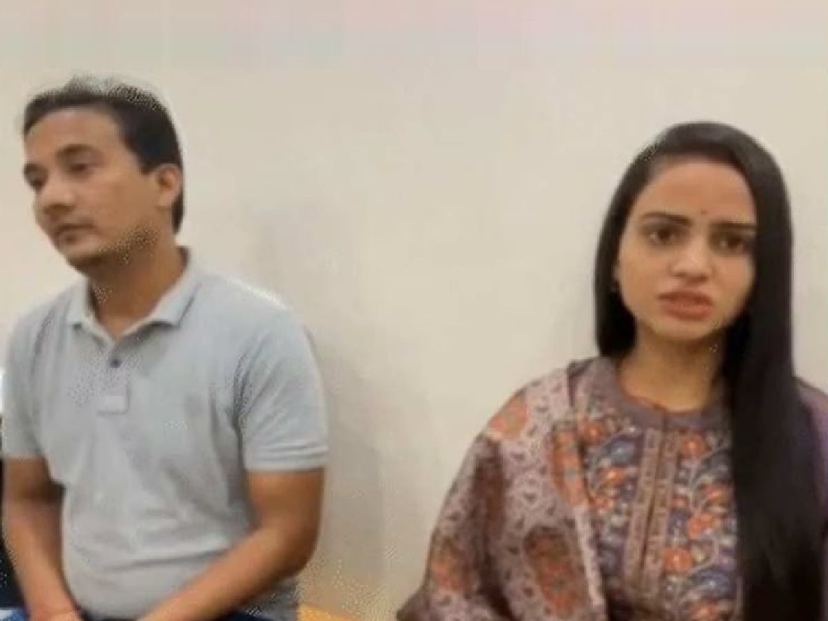 महापालिका उपायुक्तांनी पुतणीशीच केलं लग्न! व्हिडीओ पोस्ट करत पुतणी म्हणाली, 'लग्नानंतर...' महापालिका उपायुक्तांनी पुतणीशीच केलं लग्न! व्हिडीओ पोस्ट करत पुतणी म्हणाली, 'लग्नानंतर...'