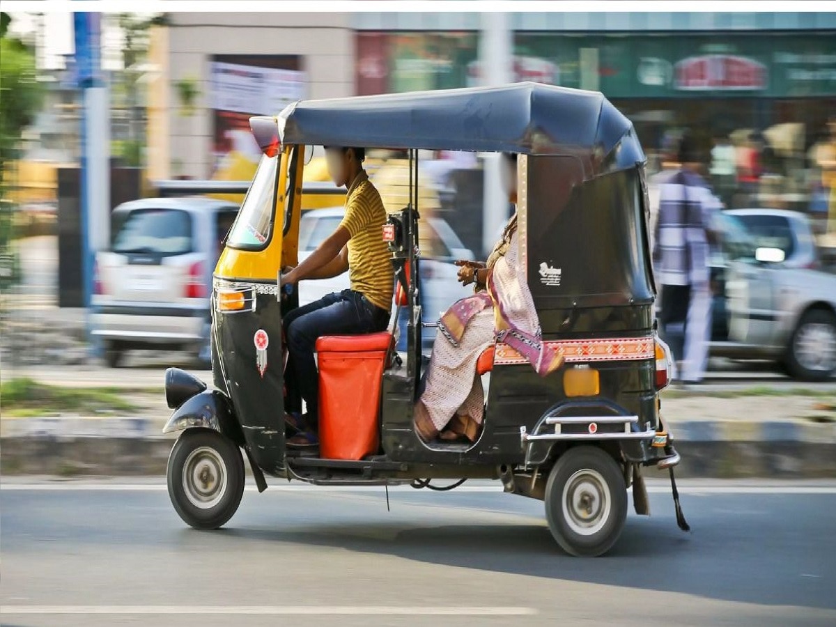 'कोलकातातल्या डॉक्टरसारखं तुझ्याबरोबर करेन'  रिक्षा चालकाची विद्यार्थिनीला धमकी... Video title=