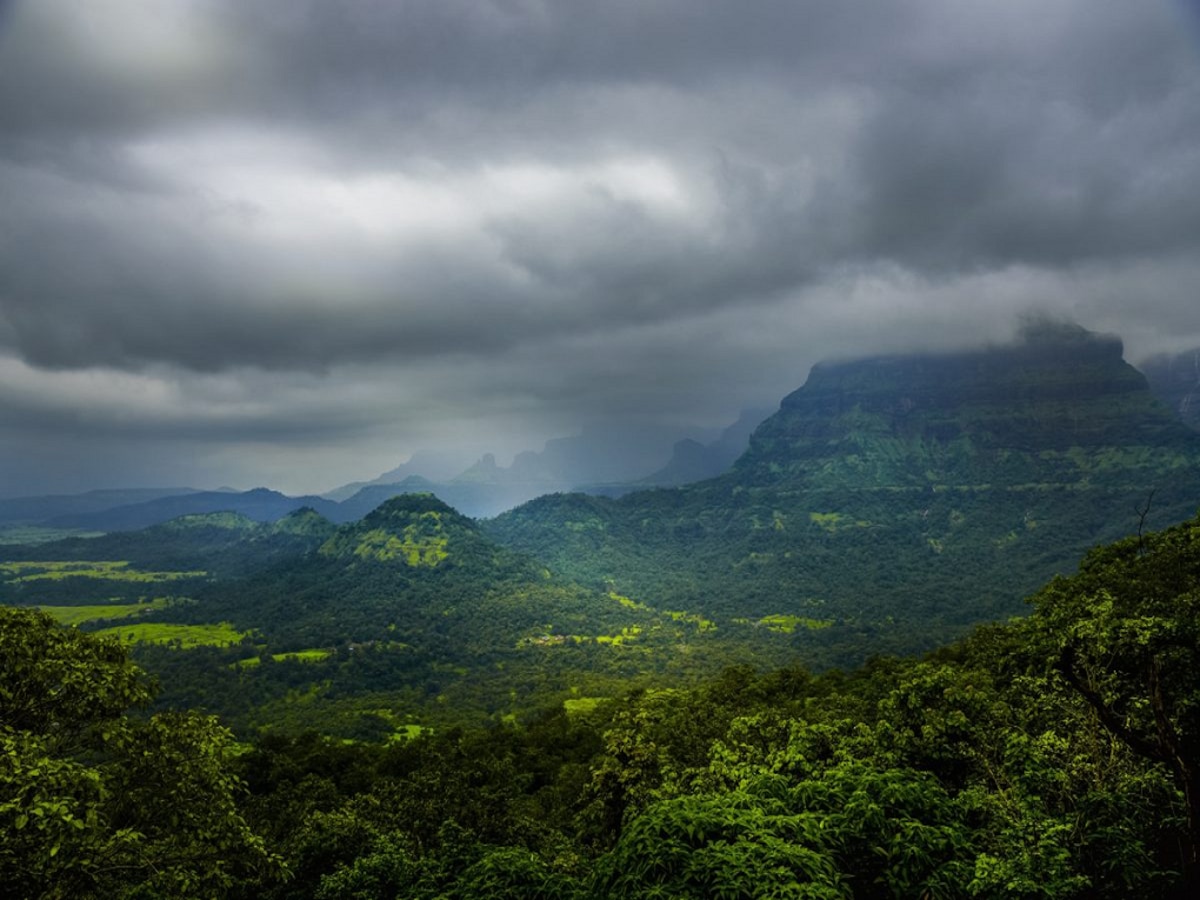 Weather News : पावसाचं काही खरं नाही! चक्रीवादळ येतंय... पण कुठे? मान्सूनचं काय चाललंय?  title=