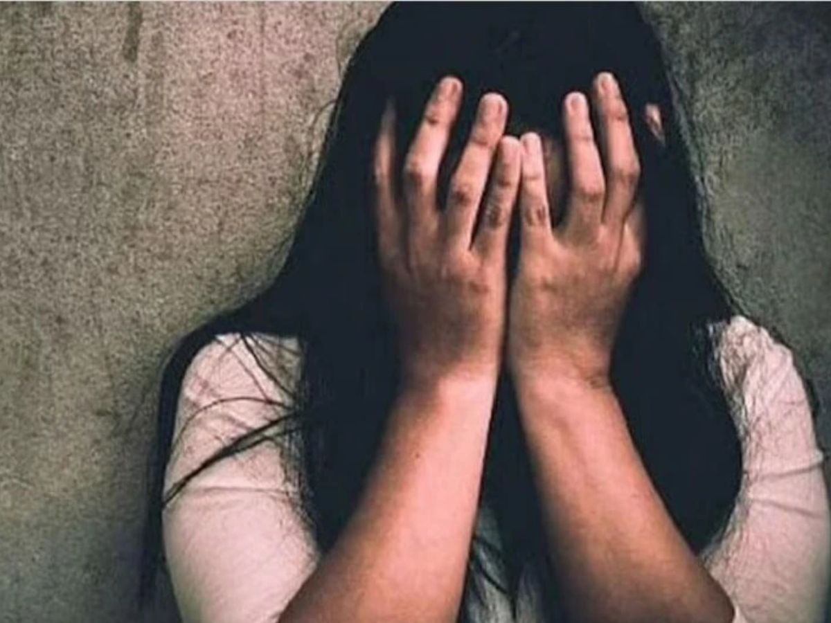 बदलापुरात पुन्हा अल्पवयीन मुलीवर अत्याचार, आरोपी निघाला घरातीलच व्यक्ती बदलापुरात पुन्हा अल्पवयीन मुलीवर अत्याचार, आरोपी निघाला घरातीलच व्यक्ती