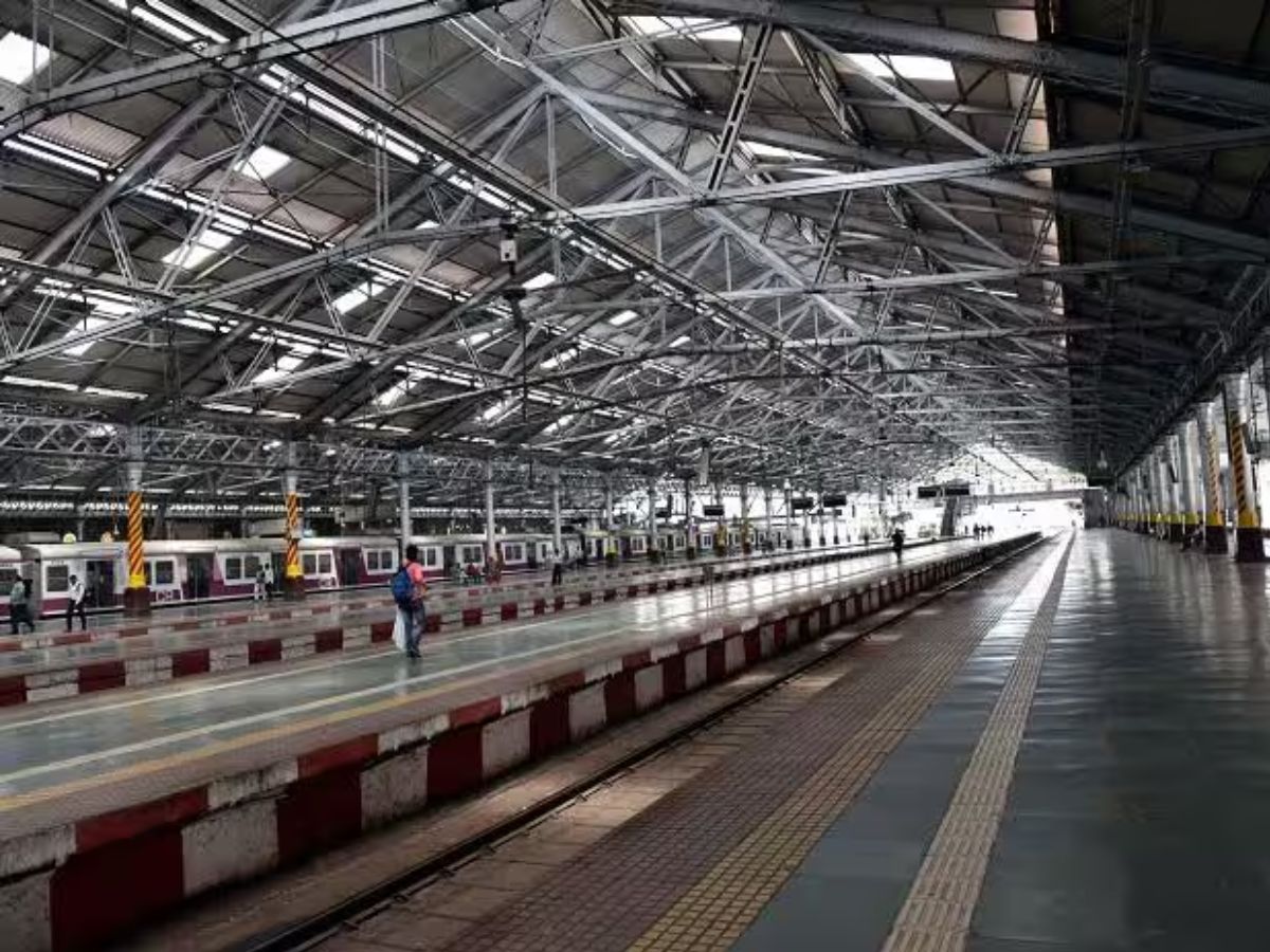 CSMTवरुन लवकरच 24 डब्यांची रेल्वेगाडी धावणार, प्रवाशांना काय फायदा होणार? CSMTवरुन लवकरच 24 डब्यांची रेल्वेगाडी धावणार, प्रवाशांना काय फायदा होणार?