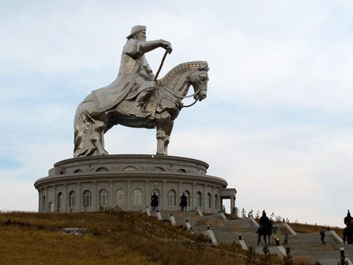 what symbolism behind horse statues of indian warriors like shivaji maharaj and rani laxmi bai