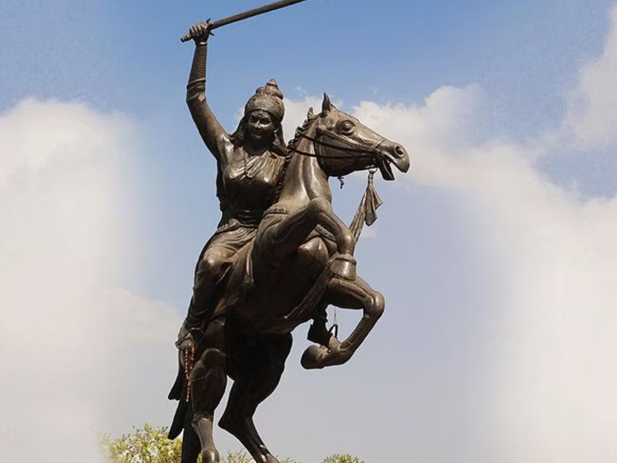 what symbolism behind horse statues of indian warriors like shivaji maharaj and rani laxmi bai