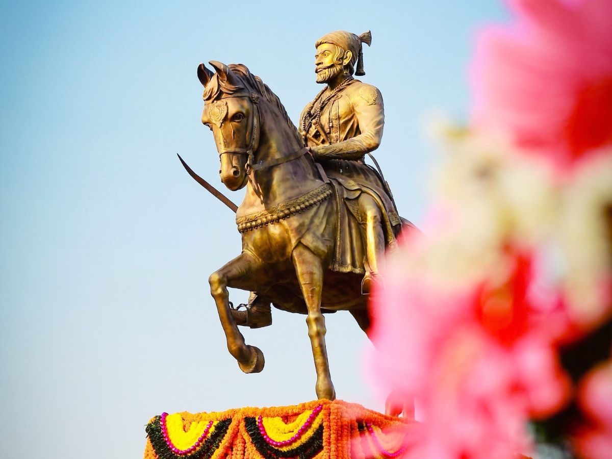 what symbolism behind horse statues of indian warriors like shivaji maharaj and rani laxmi bai