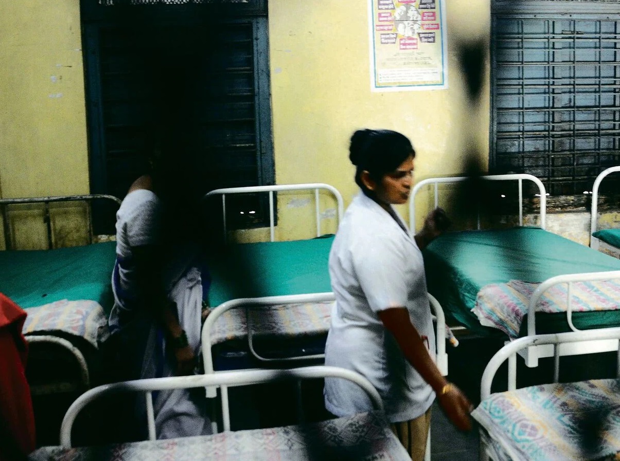 'माझ्या बलात्काऱ्याला अटक करा', रस्त्यावर तरुणीचा आक्रोश, पोलिसांनी वेड्यांच्या रुग्णालयात पाठवलं, म्हणाले... 'माझ्या बलात्काऱ्याला अटक करा', रस्त्यावर तरुणीचा आक्रोश, पोलिसांनी वेड्यांच्या रुग्णालयात पाठवलं, म्हणाले...