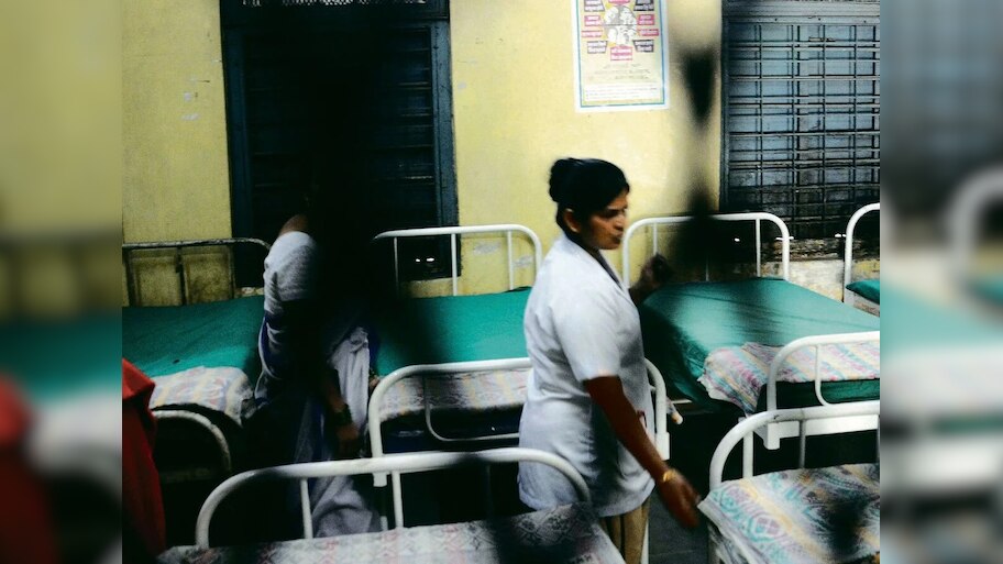 'माझ्या बलात्काऱ्याला अटक करा', रस्त्यावर तरुणीचा आक्रोश, पोलिसांनी वेड्यांच्या रुग्णालयात पाठवलं, म्हणाले...