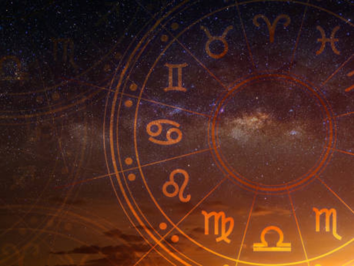 Horoscope : महिन्याचा शेवटचा गुरुवार कसा असेल? 12 राशींवर काय होणार परिणाम title=