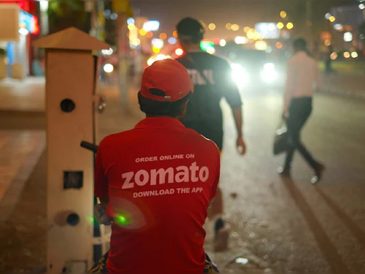 'मॅडम जरा मला...,' Zomato डिलिव्हरी बॉयने अचानक पँटची चेन उघडली अन्...; रात्री 1 वाजता तरुणीची पोस्ट title=