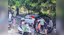 नाशिकमध्ये माय-लेकींचा रुद्रावतार! छेड काढणाऱ्या तरुणांना शिकवली चांगलीच अद्दल, VIDEO 