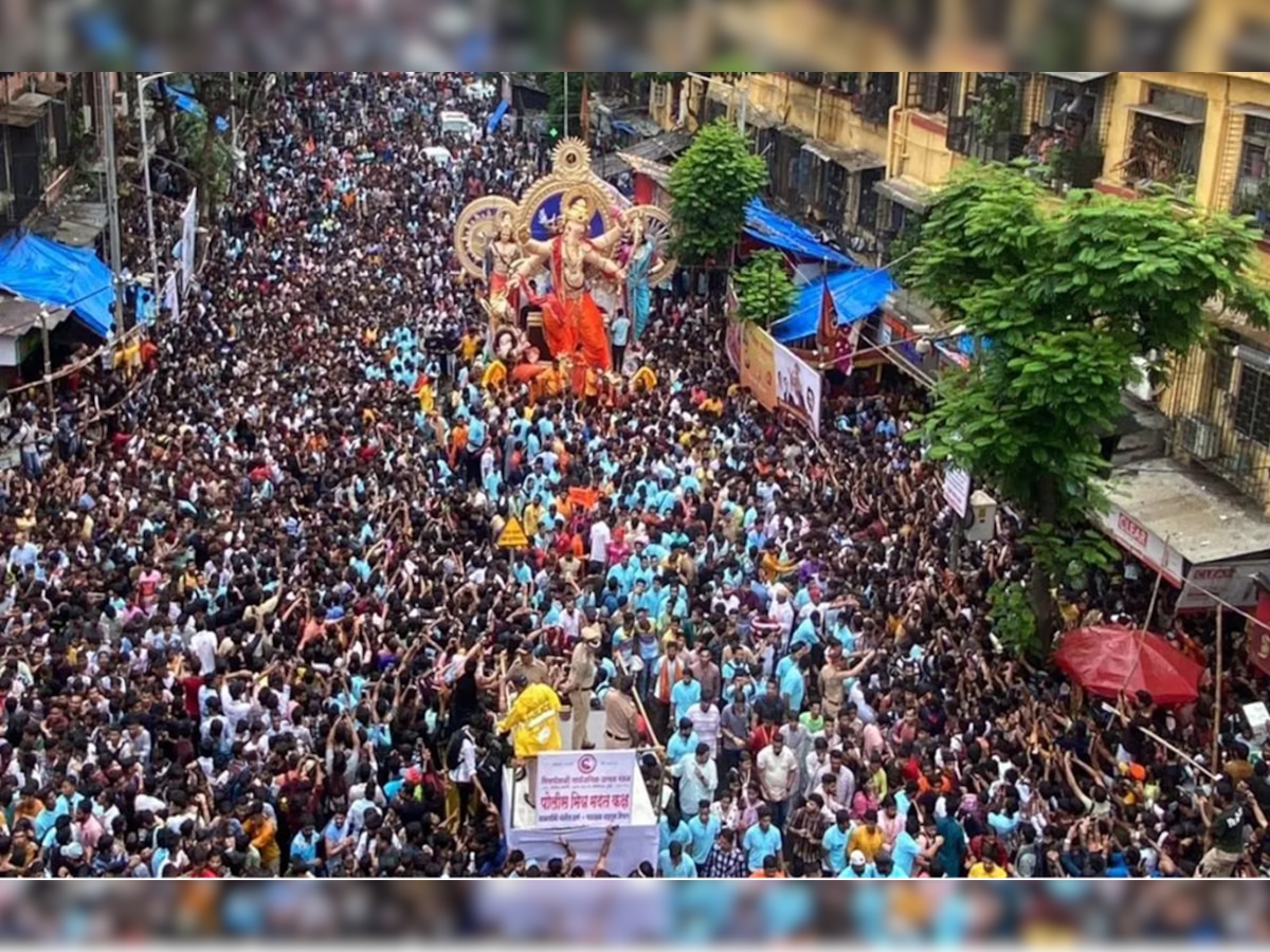 Mumbai Traffic News : मुंबईत आज गणपती आगमन मिरवणुकांची रेलचेल; 'हे' रस्ते वाहतुकीसाठी बंद title=