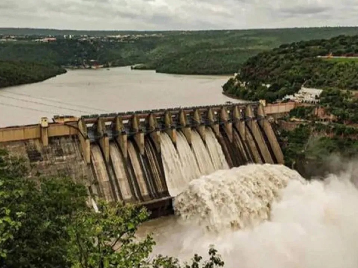 सातारा सांगली जिल्ह्यावर महाराष्ट्राची भाग्यलक्ष्मी प्रसन्न! कोयना धरण 100 टक्के क्षमतेने भरले title=