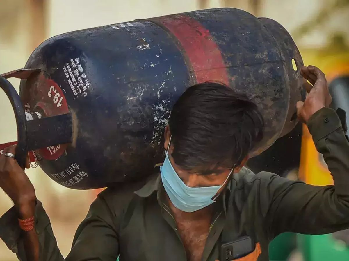 आजपासून महागला LPG गॅस सिलिंडर, मुंबई-दिल्लीत किती रुपयांनी वाढले दर? title=