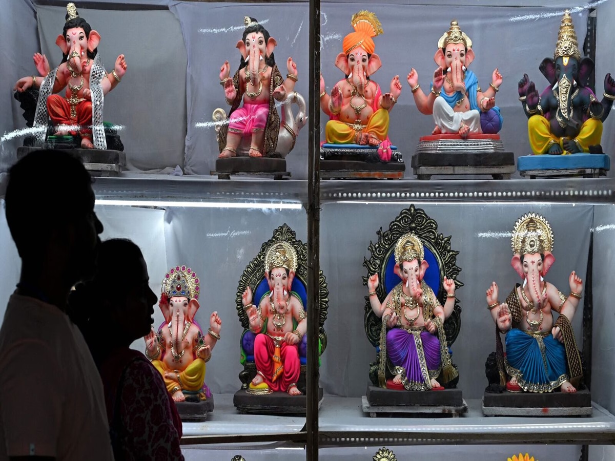 Ganesh Chaturthi 2024 : गणेश मूर्ती कशी असावी? गणपतीची मूर्ती शाडू मातीचीच का हवी?शिवपार्वतीच्या मांडीवर बसलेला बाप्पा आणावा का? title=