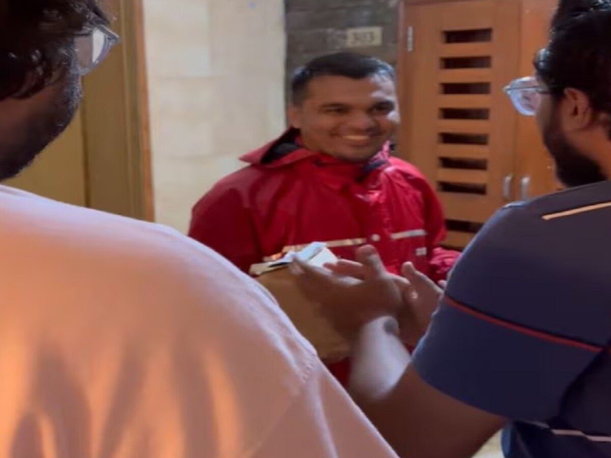 भर पावसात Zomato बॉय ग्राहकाच्या घरी पोहोचला, दरवाजा उघडताच हैराण झाला... Video पाहून खूश व्हाल