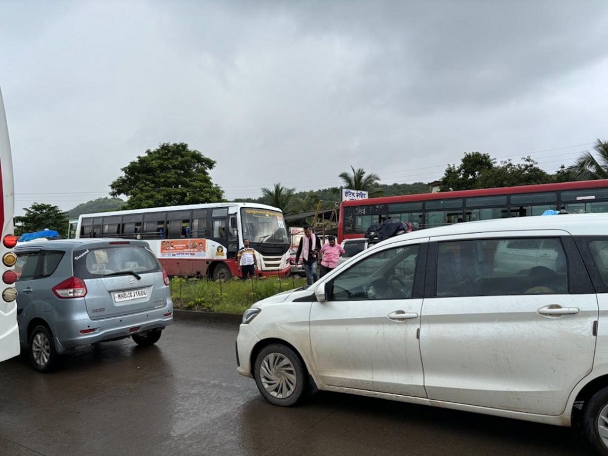 Mumbai goa highway traffic : चाकरमानी निघाले गावाला; मुंबई- गोवा महामार्गावर प्रचंड वाहतूक कोंडी; वाहनांच्या 6-7 किमी रांगा  title=