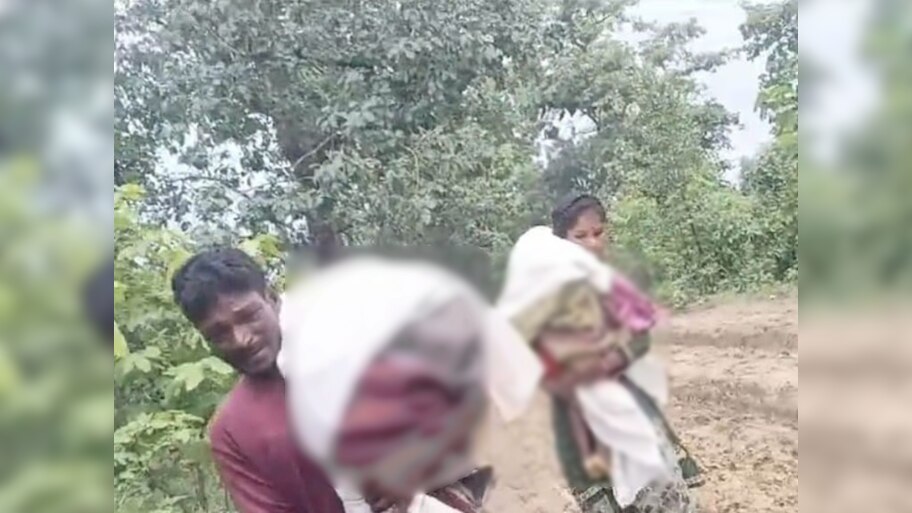 दोन्ही मुलांचा मृतदेह खांद्यावर घेत गाठले घर; अशी वेळ कोणत्याच आई-बापावर येऊ नये!