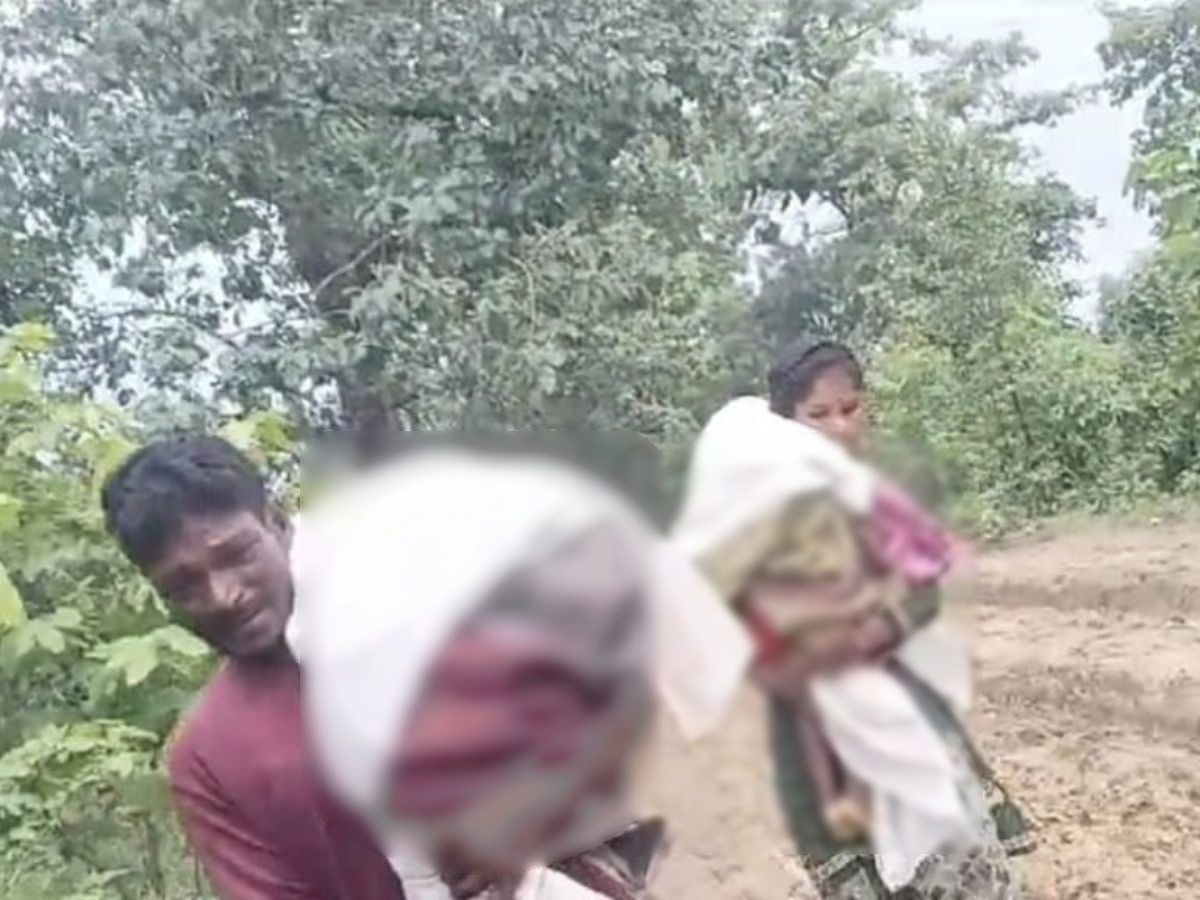 दोन्ही मुलांचा मृतदेह खांद्यावर घेत गाठले घर; अशी वेळ कोणत्याच आई-बापावर येऊ नये! दोन्ही मुलांचा मृतदेह खांद्यावर घेत गाठले घर; अशी वेळ कोणत्याच आई-बापावर येऊ नये!