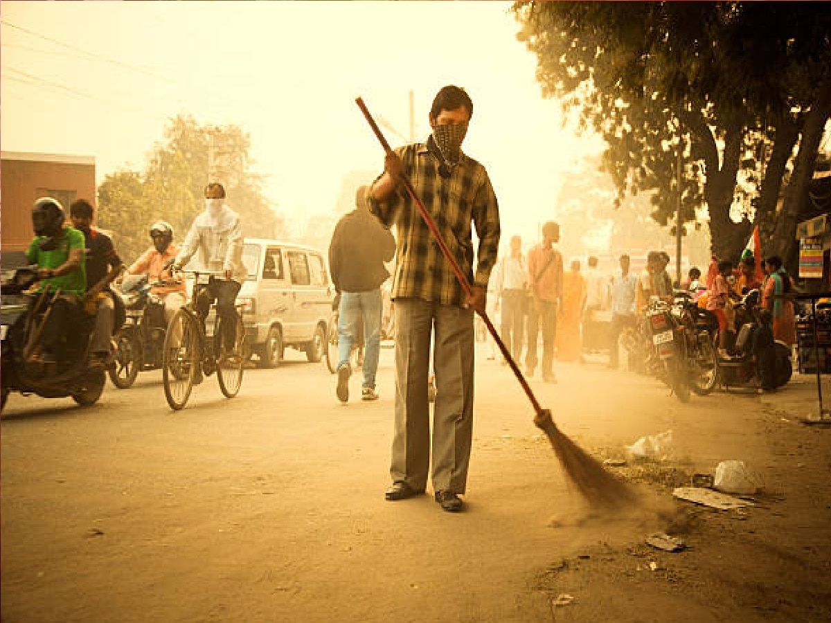 15 हजार पगार आणि 5 हजार जागा, सफाई कर्मचाऱ्याच्या पोस्टसाठी 46000 पदवीधारकांचा अर्ज title=