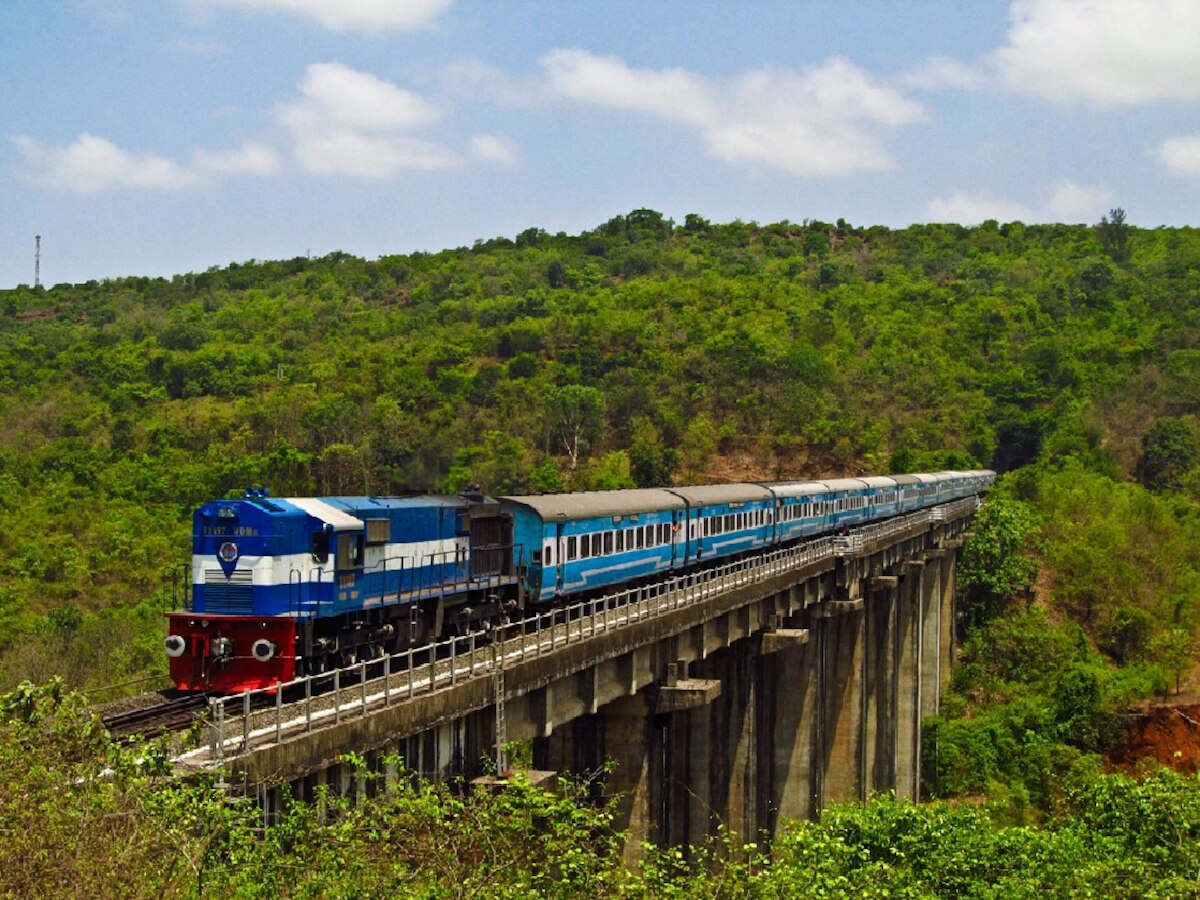 कोकणवासियांसाठी आणखी एक आनंदाची बातमी; Konkan Railway मुळं परतीच्या प्रवासाची चिंताच मिटली title=