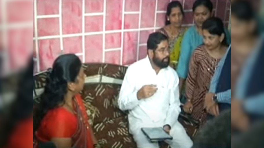 मुख्यमंत्री शिंदे थेट लाडक्या बहिणींच्या घरी, ठाण्यात कुटूंबभेटीचं सत्र...शिवसैनिक राज्यातल्या घरा घरात पोहचणार 